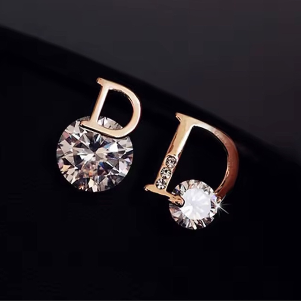 1 pair Vintage D Earrings